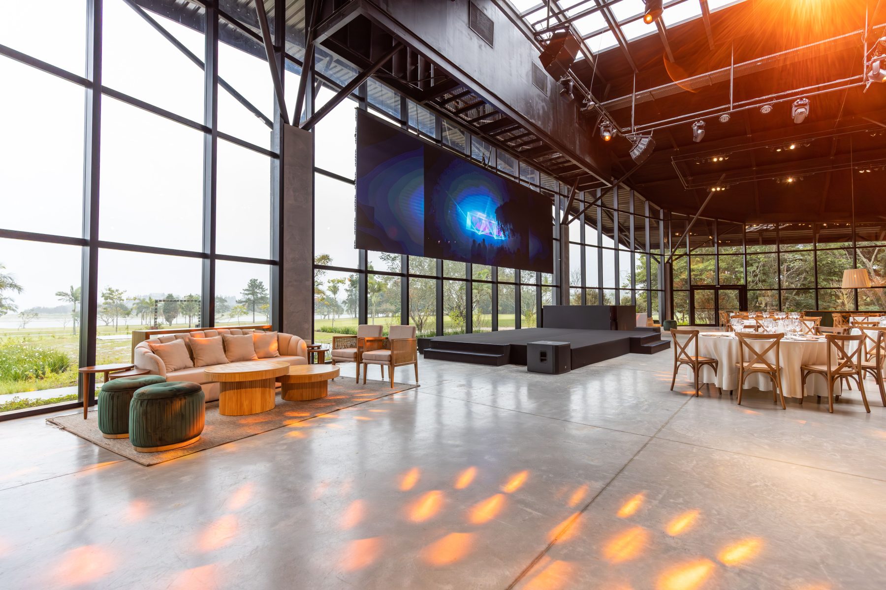 Mobiliario, iluminación y sonido